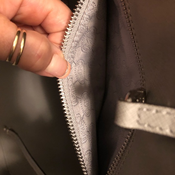 Micheal Kors tote - Picture 5 of 8